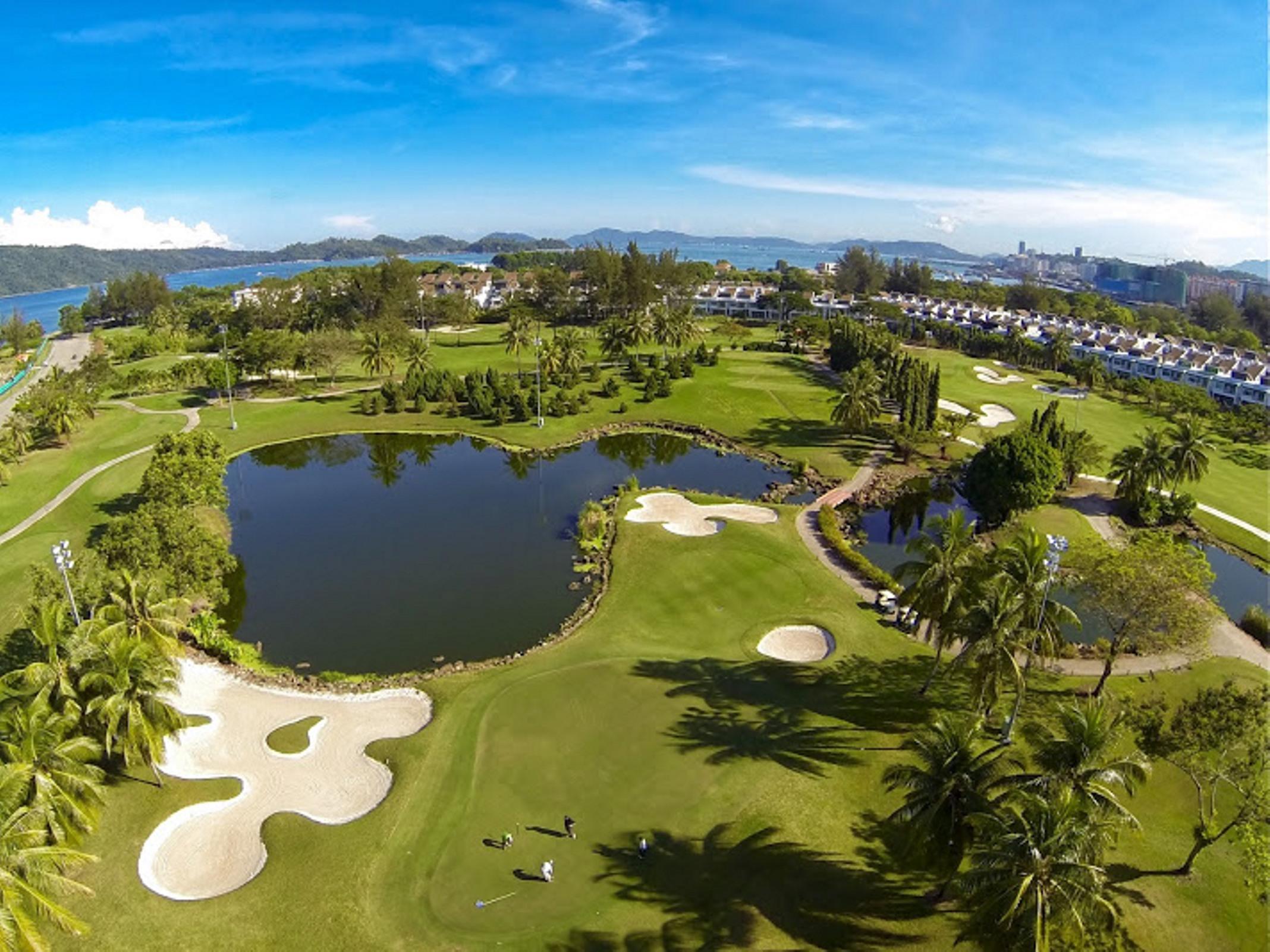 더 마젤란 수테라 리조트 코타키나발루 외부 사진 Aerial view of the golf course